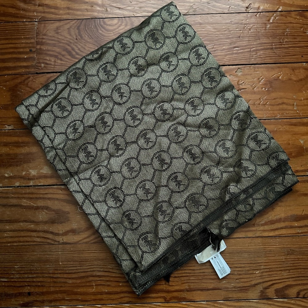 Michael kors scarf . Like new. Authentic.